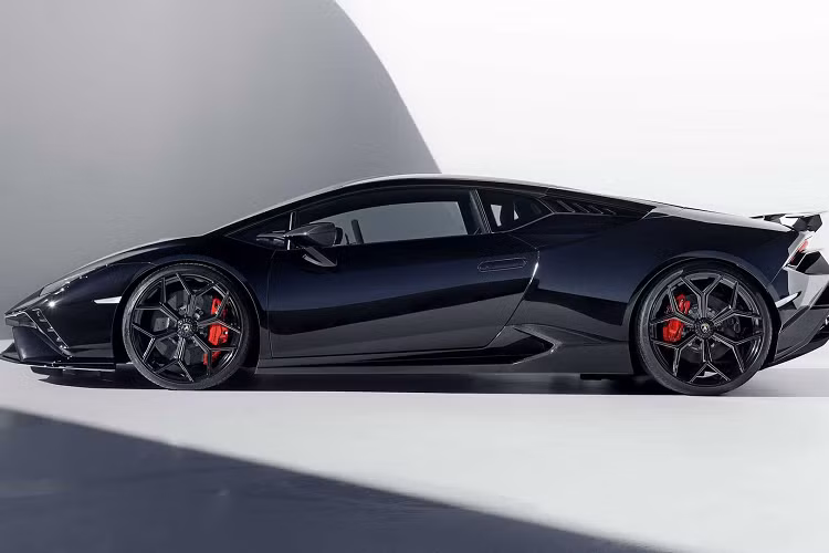 Ở phần cản trước, Novitec đã giữ nguyên thiết kế phần can trước nhưng hãng đã thay thế nắp capo phía trước bằng một tấm mới độc đáo hơn. Chi tiết này được bổ sung thêm các khe ở các cạnh bên ngoài dẫn không khí qua mui xe thông qua các ống dẫn khí tích hợp. Điều này giúp Huracan Tecnica trở nên ổn định hơn khi vận hành ở tốc độ cao.