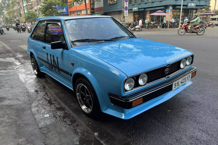 Số lượng xe Toyota Corolla tại Việt Nam nhiều nhất rơi vào thế hệ thứ 10, 11 và 12, càng về trước, đời xe càng ít, thậm chí chỉ có vài chiếc, trong số này, Toyota Corolla mới được ông Đặng Lê Nguyên Vũ cũng là hàng cực hiếm. Xe thuộc biến thể hatchback 3 cửa, ngoại thất hay nội thất đều đã được làm mới, nhìn rất hấp dẫn so với xe nguyên bản. 