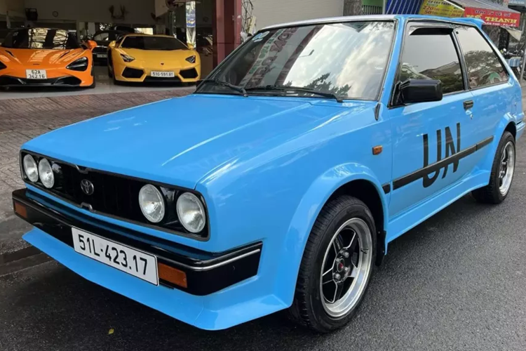 Mới đây, ông Đặng Lê Nguyên Vũ lại xuống phố cùng với 1 mẫu xe JDM nhà Toyota, nhưng khác với lần trước chỉ toàn các bản của dòng xe Celica hay Supra, lần này là 1 chiếc xe Toyota Corolla II GL 1985 gần 40 tuổi, và bạn có tò mò chiếc Toyota Corolla của Đặng Lê Nguyên Vũ mới sắm có gì đặc biệt? 