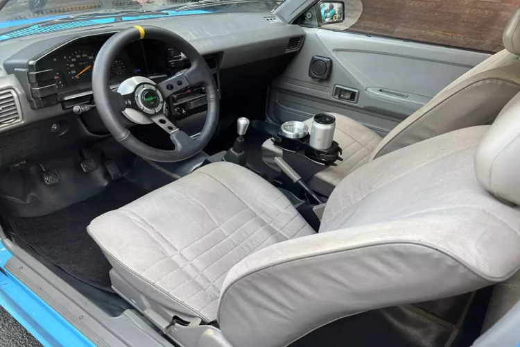 Chiếc xe này chủ yếu có 2 bản là 3 cửa và 5 cửa của các dòng sedan và hatchback, tùy thị trường mà xe sẽ có ký hiệu riêng, chỉ có khi bán vào Mỹ, liên doanh với General Motors, các phiên bản cải tiến nhẹ của mẫu sedan AE82 đã được bán ra với tên gọi khác hoàn toàn là Chevrolet Nova. Đây là chiếc Corolla đầu tiên đứng đầu danh sách top 10 của New Zealand, chấm dứt sự thống trị của Ford trên thị trường đó. 