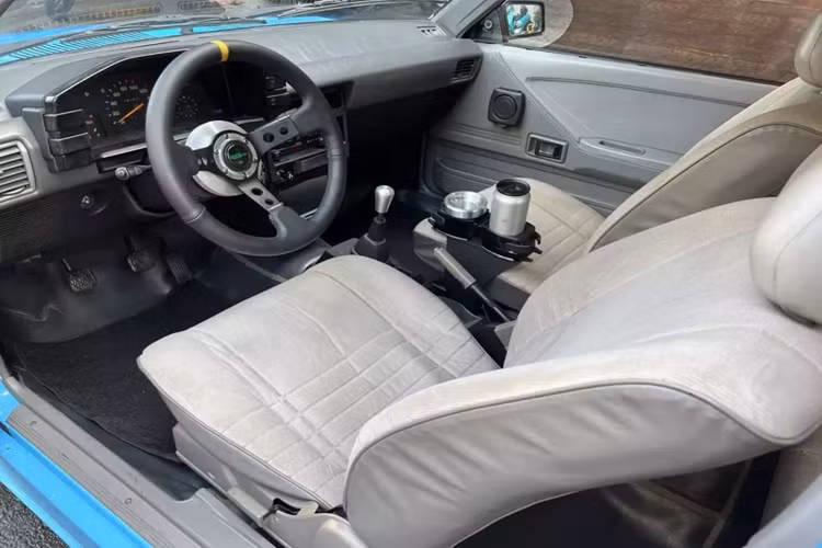 Chiếc xe này chủ yếu có 2 bản là 3 cửa và 5 cửa của các dòng sedan và hatchback, tùy thị trường mà xe sẽ có ký hiệu riêng, chỉ có khi bán vào Mỹ, liên doanh với General Motors, các phiên bản cải tiến nhẹ của mẫu sedan AE82 đã được bán ra với tên gọi khác hoàn toàn là Chevrolet Nova. Đây là chiếc Corolla đầu tiên đứng đầu danh sách top 10 của New Zealand, chấm dứt sự thống trị của Ford trên thị trường đó. 