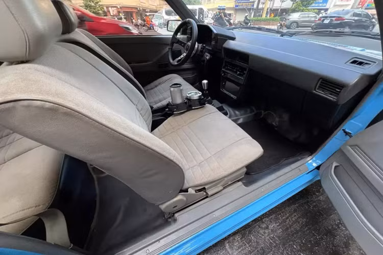 Một dòng xe hatchback ngắn hơn, được gọi là Corolla FX ở Nhật Bản và Corolla Compact ở Đức, xuất hiện vào tháng 10 năm 1984 trên nền tảng dẫn động cầu trước. Những chiếc xe hatchback ba và năm cửa giống với chiếc sedan Corolla với cốp sau được cắt ngắn. Corolla FX đã thay thế Toyota Starlet ở Bắc Mỹ. 