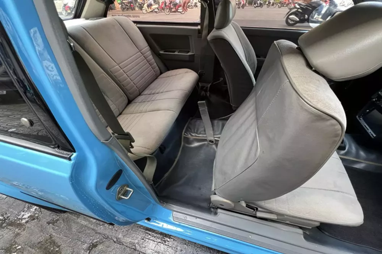 Toyota Corolla II GL 1985 của ông Đặng Lê Nguyên Vũ xuất hiện trên đường phố Sài thành có màu xanh Miami rất nổi bật, tất nhiên, đây là bộ áo đã được sơn lại, và nếu là người hay theo dõi dàn xe của Chủ tịch Trung Nguyên, có lẽ bạn sẽ rất bất ngờ, vì nó không được dán màu xanh quân đội, xám, trắng, đen, bạc như thường thấy. Khá thú vị là nhiều xe JDM đã được ông Vũ cho để lại màu sơn theo xe. 