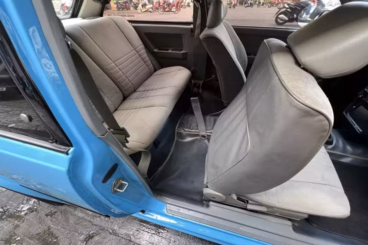 Toyota Corolla II GL 1985 của ông Đặng Lê Nguyên Vũ xuất hiện trên đường phố Sài thành có màu xanh Miami rất nổi bật, tất nhiên, đây là bộ áo đã được sơn lại, và nếu là người hay theo dõi dàn xe của Chủ tịch Trung Nguyên, có lẽ bạn sẽ rất bất ngờ, vì nó không được dán màu xanh quân đội, xám, trắng, đen, bạc như thường thấy. Khá thú vị là nhiều xe JDM đã được ông Vũ cho để lại màu sơn theo xe. 