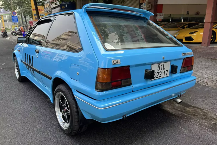 Theo tiết lộ, chiếc xe Toyota Corolla II GL của ông Đặng Lê Nguyên Vũ thuộc đời 1985, như vậy, xe nằm ở thế hệ thứ 5, được Toyota sản xuất và tiếp thị trên toàn cầu dưới tên nội bộ là Toyota Corolla E80, từ năm 1983 đến năm 1987, với tổng sản lượng khoảng 3,3 triệu chiếc và hầu hết các mẫu xe đều sử dụng hệ dẫn động cầu trước. 