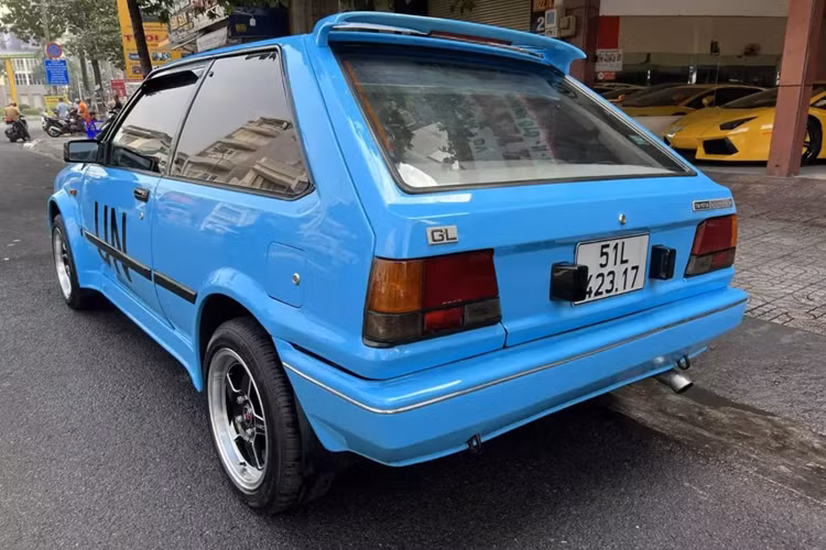 Theo tiết lộ, chiếc xe Toyota Corolla II GL của ông Đặng Lê Nguyên Vũ thuộc đời 1985, như vậy, xe nằm ở thế hệ thứ 5, được Toyota sản xuất và tiếp thị trên toàn cầu dưới tên nội bộ là Toyota Corolla E80, từ năm 1983 đến năm 1987, với tổng sản lượng khoảng 3,3 triệu chiếc và hầu hết các mẫu xe đều sử dụng hệ dẫn động cầu trước. 