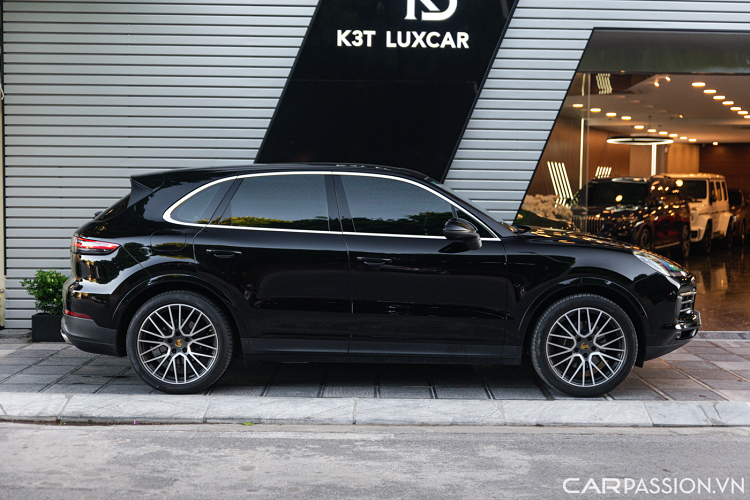 Cayenne phiên bản tiêu chuẩn sở hữu kích thước dài x rộng x cao lần lượt là 4.919 x 1.983 x 1.636 (mm), chiều dài cơ sở đạt 2.895 mm. Xe được trang bị bộ mâm đa chấu có tên RS-Spyder kích thước 21 inch có giá hơn 238 triệu đồng.