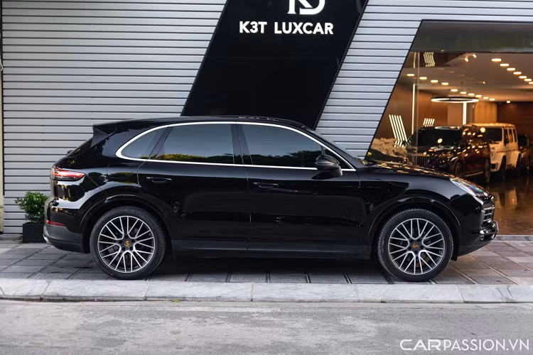 Cayenne phiên bản tiêu chuẩn sở hữu kích thước dài x rộng x cao lần lượt là 4.919 x 1.983 x 1.636 (mm), chiều dài cơ sở đạt 2.895 mm. Xe được trang bị bộ mâm đa chấu có tên RS-Spyder kích thước 21 inch có giá hơn 238 triệu đồng.