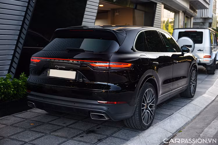 Bước đến phần đuôi xe, Cayenne trang bị cụm đèn hậu LED được nối liền bởi một dải LED tạo ấn tượng và tính nhận diện đặc trưng cho xe khi chạy buổi tối. Khi phanh, tất cả các dải LED chạy ban ngày sẽ đồng loạt sáng lên với tạo hình tương tự như ở đầu xe. Hệ thống ống xả tiêu chuẩn hình thang đặt đối xứng hai bên.