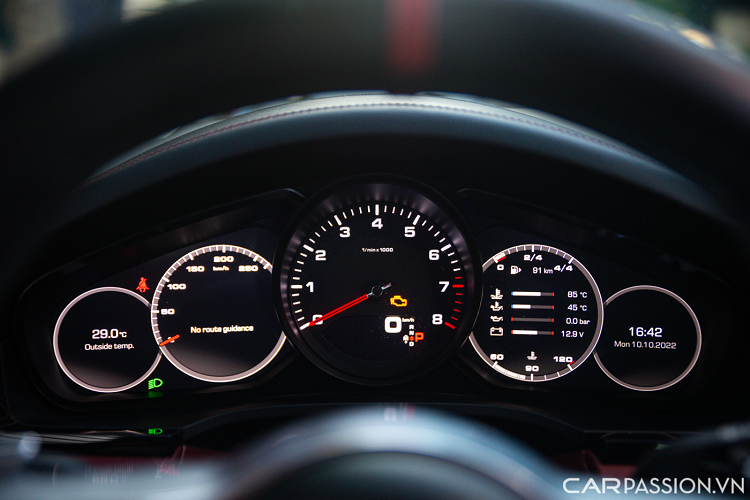 Bảng đồng hồ độc đáo mang đậm phong cách thể thao của Porsche: ở chính giữa là đồng hồ analog truyền thống biểu thị vòng tua máy, còn 2 bên là 2 màn hình kỹ thuật số cung cấp các thông tin hữu ích khác.