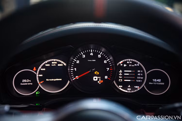 Bảng đồng hồ độc đáo mang đậm phong cách thể thao của Porsche: ở chính giữa là đồng hồ analog truyền thống biểu thị vòng tua máy, còn 2 bên là 2 màn hình kỹ thuật số cung cấp các thông tin hữu ích khác.