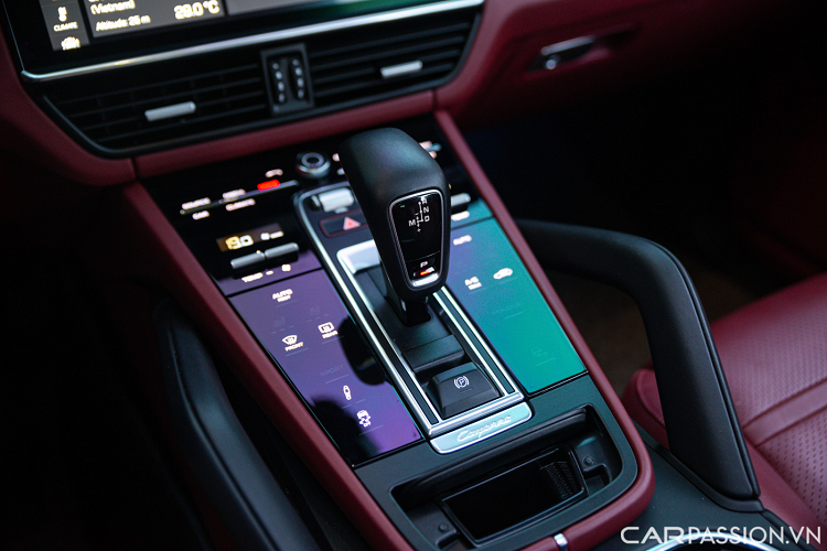 Khu vực cần số mang thiết kế sang trọng với các nút bấm bấm cảm ứng trên bề mặt nhựa. Cần số bọc da với thiết kế hình chữ L mang đến sự êm ái và chắc chắn khi chuyển số.