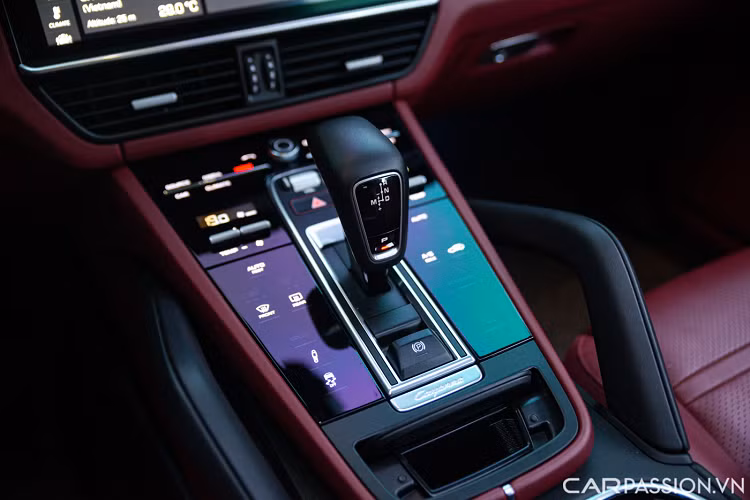 Khu vực cần số mang thiết kế sang trọng với các nút bấm bấm cảm ứng trên bề mặt nhựa. Cần số bọc da với thiết kế hình chữ L mang đến sự êm ái và chắc chắn khi chuyển số.