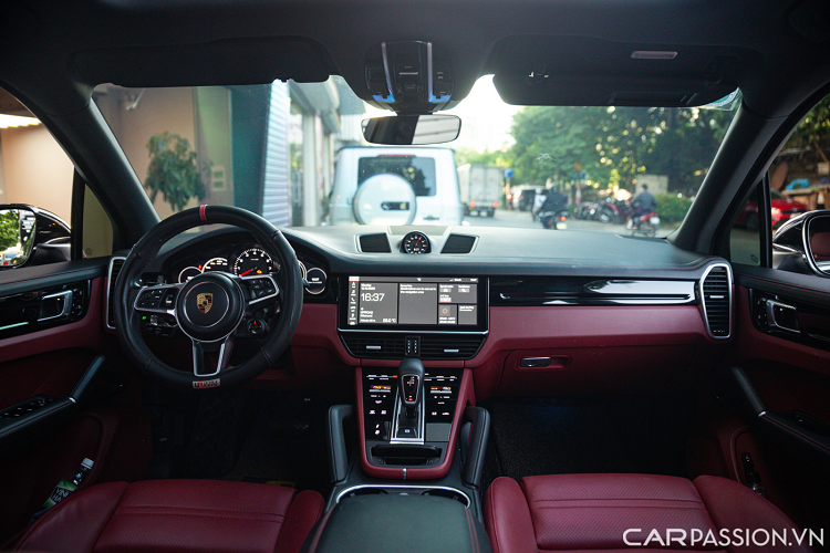 Thiết kế nội thất Porsche Cayenne toát lên vẻ sang trọng, tràn ngập công nghệ hiện đại, đẳng cấp đúng chất xe sang nhưng rất dễ sử dụng nhờ cách bài trí tối giản. Chiếc xe này được trang bị nội thất bọc da hai màu đỏ/đen.