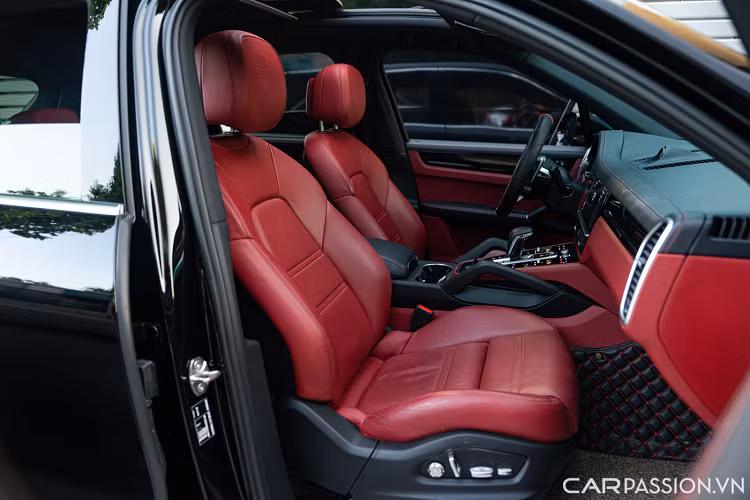 Toàn bộ ghế ngồi đều bọc da cao cấp, ghế trước chỉnh điện 8 hướng và có thiết kế thể thao ôm lưng người điều khiển, hạn chế sự mệt mỏi khi di chuyển lâu. Logo “Porsche” in dập nổi trên phần tựa đầu. Hàng ghế sau sở hữu tuỳ chọn ghế băng có thể ngồi được 3 người.