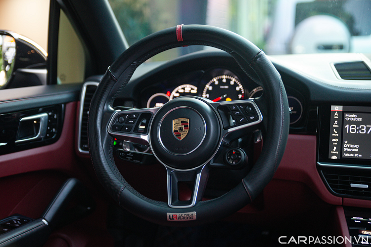 Cụm vô-lăng ba chấu thể thao được thiết kế khá đẹp mắt, được bọc da và ốp carbon, tích hợp các nút bấm đa chức năng tiện lợi và cặp lẫy chuyển số. Gói “Sport Chrono” cung cấp núm tròn bố trí phía bên phải của vô-lăng để người lái có thể nhanh chóng chuyển đổi chế độ lái từ Normal sang Sport hay Sport Plus mà không cần phải vào màn hình trung tâm.