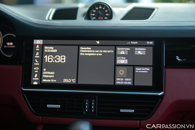 Bên cạnh là màn hình giải trí cảm ứng cỡ lớn 12,3 inch được đặt tại trung tâm táp-lô, giao diện điều khiển rất tinh tế và trực quan, đẹp mắt.