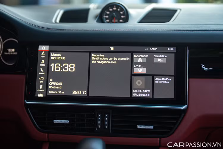 Bên cạnh là màn hình giải trí cảm ứng cỡ lớn 12,3 inch được đặt tại trung tâm táp-lô, giao diện điều khiển rất tinh tế và trực quan, đẹp mắt.