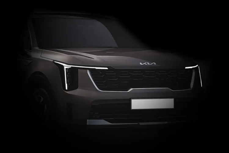 Đầu năm nay, Kia đã chính thức ra mắt phiên bản nâng cấp thế hệ thứ 4 của mẫu xe SUV Kia Sorento 2025, áp dụng ngôn ngữ thiết kế Opposites United mang đến tạo hình nam tính, mạnh mẽ hơn.
