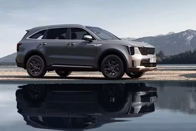 Tại Hàn Quốc, Sorento 2025 cung cấp nhiều loại động cơ gồm cỗ máy 2,5L tăng áp tạo công suất 277 mã lực và mô-men xoắn 422 Nm hoặc tuỳ chọn động cơ hybrid 1.6 lít hay động cơ diesel 2.2 lít với công suất 191 mã lực và mô-men xoắn 441 Nm.