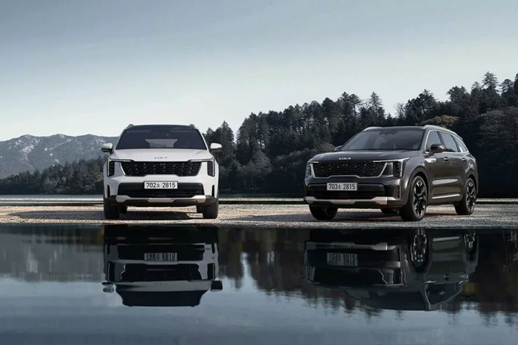 Chưa rõ Kia Sorento 2025 tại Mỹ trang bị khối động cơ nào, nhưng có thể sẽ là động cơ 4 xi-lanh dung tích 2,5L cùng các tuỳ chọn hybrid hoặc PHEV.