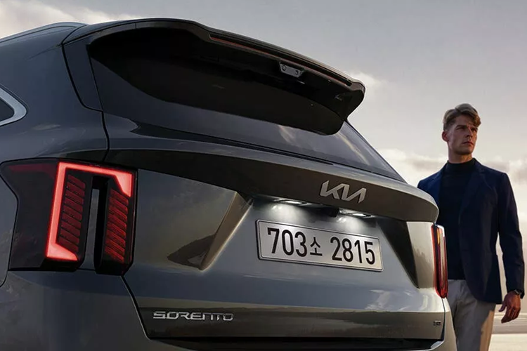 Thân xe không có sự thay đổi nhiều trước phần cản trước, sau và đèn hậu được thiết kế lại. Bộ mâm hợp kim được thiết kế lại mang sự khác biệt và bắt mắt hơn. Nội thất được tinh chỉnh khu vực điều khiển trung tâm với bố cục hợp lý, tăng tính thẩm mỹ lẫn hiện đại.