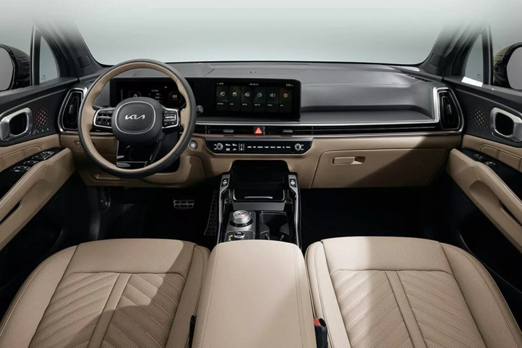 Các chi tiết nội thất được bọc da màu đen/nâu ô liu. Nổi bật của Sorento 2025 chính là màn hình cong kích thước lớn, được chia thành 2 màn hình có kích thước 12,3 inch. Kết hợp giữa đồng hồ sau vô-lăng và màn hình giải trí với hệ điều hành mới.