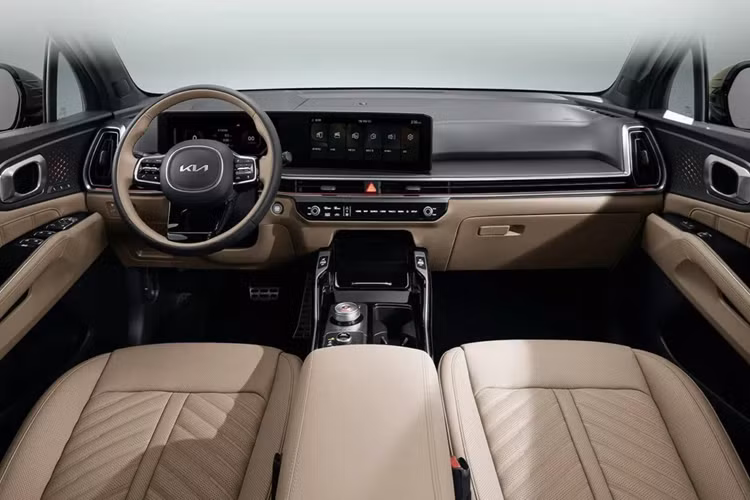 Các chi tiết nội thất được bọc da màu đen/nâu ô liu. Nổi bật của Sorento 2025 chính là màn hình cong kích thước lớn, được chia thành 2 màn hình có kích thước 12,3 inch. Kết hợp giữa đồng hồ sau vô-lăng và màn hình giải trí với hệ điều hành mới.