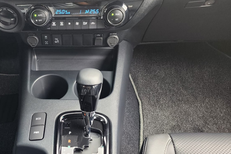 Điểm nhấn còn lại của Toyota Hilux 4x4 AT Adventure 2023 nằm ở trang bị an toàn. So với bản 2.4 4x2 AT, bản này có nhiều trang bị an toàn hiện đại hơn như camera 360 độ, cảm biến lùi, cảm biến góc và những tính năng trợ lái nâng cao ADAS nằm trong gói Toyota Safety Sense.