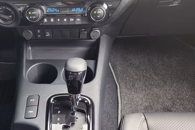 Điểm nhấn còn lại của Toyota Hilux 4x4 AT Adventure 2023 nằm ở trang bị an toàn. So với bản 2.4 4x2 AT, bản này có nhiều trang bị an toàn hiện đại hơn như camera 360 độ, cảm biến lùi, cảm biến góc và những tính năng trợ lái nâng cao ADAS nằm trong gói Toyota Safety Sense.