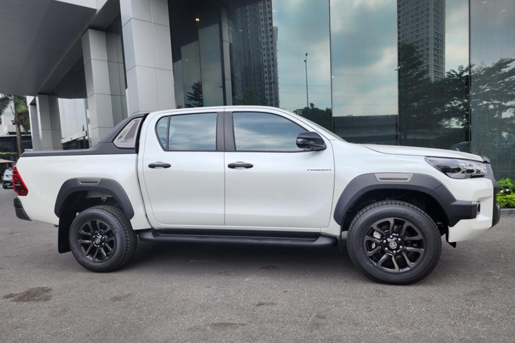 Mẫu xe bán tải Toyota Hilux từng bị tạm ngừng bán tại Việt Nam trong năm 2022 vì không đáp ứng tiêu chuẩn khí thải Euro 5. Mãi đến tháng 3 đầu năm nay, mẫu xe bán tải này mới quay trở lại thị trường Việt Nam với 1 phiên bản là 2.4 4x2 AT và giá bán từ 852 triệu đồng.