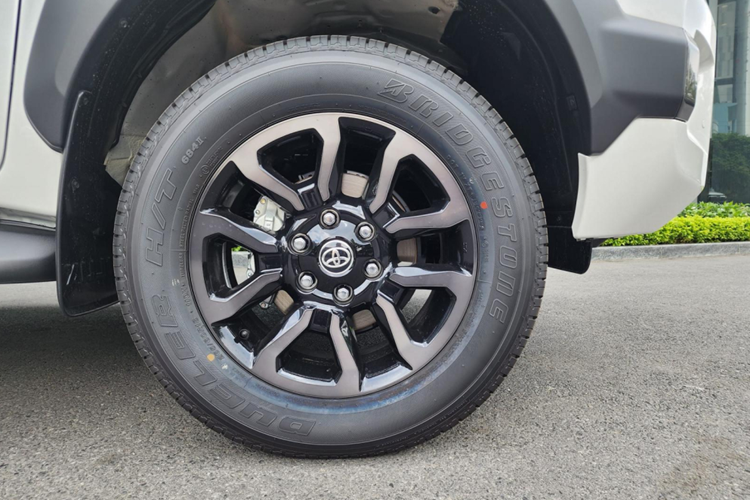 Ngoài ra, Toyota Hilux 4x4 AT Adventure 2023 còn đắt hơn 98 triệu đồng so với Ford Ranger Wildtrak. Đây rõ ràng là một bất lợi không nhỏ cho phiên bản mới của dòng xe Toyota Hilux. Không chỉ đắt hơn nhiều, Toyota Hilux 4x4 AT Adventure 2023 còn sở hữu một số điểm khác biệt về mặt ngoại hình so với bản 2.4 4x2 AT.