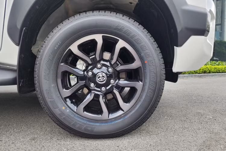 Ngoài ra, Toyota Hilux 4x4 AT Adventure 2023 còn đắt hơn 98 triệu đồng so với Ford Ranger Wildtrak. Đây rõ ràng là một bất lợi không nhỏ cho phiên bản mới của dòng xe Toyota Hilux. Không chỉ đắt hơn nhiều, Toyota Hilux 4x4 AT Adventure 2023 còn sở hữu một số điểm khác biệt về mặt ngoại hình so với bản 2.4 4x2 AT.