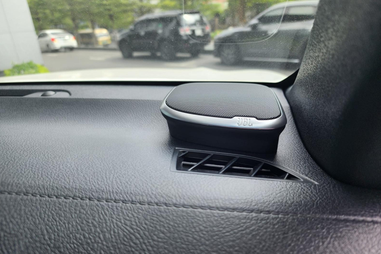 Tuy nhiên, thiết kế nội thất của mẫu xe bán tải trị giá gần 1,1 tỷ đồng này vẫn bị đánh giá là trông khá lạc hậu. Động cơ của Toyota Hilux 4x4 AT Adventure 2023 vẫn là máy dầu 4 xi-lanh, tăng áp, dung tích 2.8L, đạt tiêu chuẩn khí thải Euro 5.