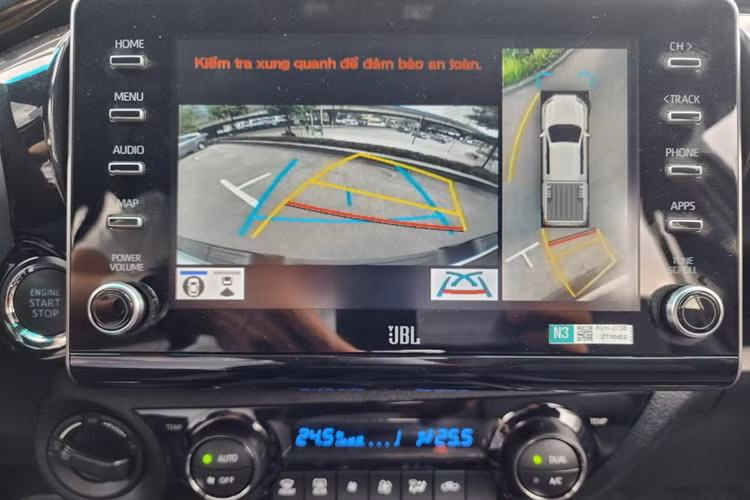 Cụ thể, gói Toyota Safety Sense bao gồm hệ thống cảnh báo lệch làn đường, cảnh báo phanh khoảng cách, cảnh báo điểm mù, cảnh báo phương tiện cắt ngang khi lùi và hệ thống kiểm soát hành trình chủ động.