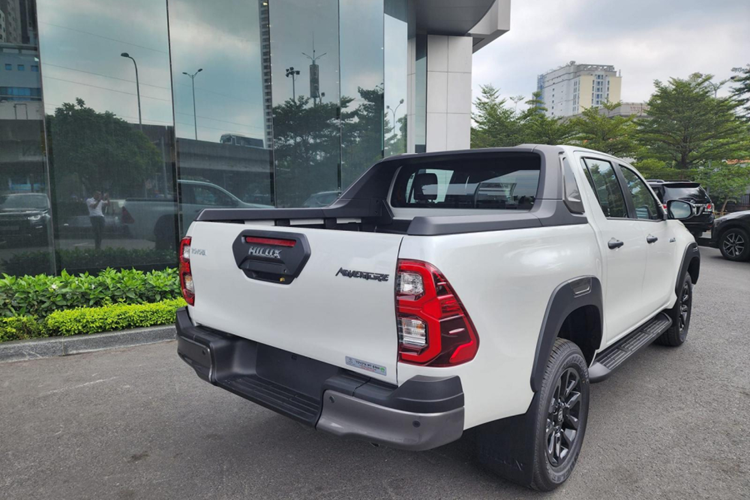 7 túi khí và những tính năng an toàn thường gặp như hệ thống chống bó cứng phanh ABS, phân phối lực phanh điện tử EBD, hỗ trợ khởi hành ngang dốc, cân bằng điện tử,... cũng được trang bị cho xe.