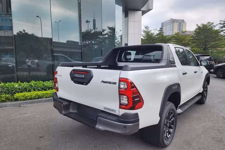 7 túi khí và những tính năng an toàn thường gặp như hệ thống chống bó cứng phanh ABS, phân phối lực phanh điện tử EBD, hỗ trợ khởi hành ngang dốc, cân bằng điện tử,... cũng được trang bị cho xe.