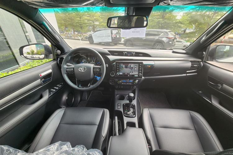 Theo đó, xe có nhiều chi tiết màu đen khỏe khoắn như viền xung quanh lưới tản nhiệt, ốp cua lốp, ốp gương chiếu hậu, tay nắm cửa và thanh thể thao trên thùng hàng phía sau. Trên cản trước của xe còn có thêm ốp màu xám thể thao hơn.