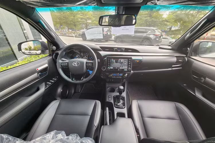 Theo đó, xe có nhiều chi tiết màu đen khỏe khoắn như viền xung quanh lưới tản nhiệt, ốp cua lốp, ốp gương chiếu hậu, tay nắm cửa và thanh thể thao trên thùng hàng phía sau. Trên cản trước của xe còn có thêm ốp màu xám thể thao hơn.