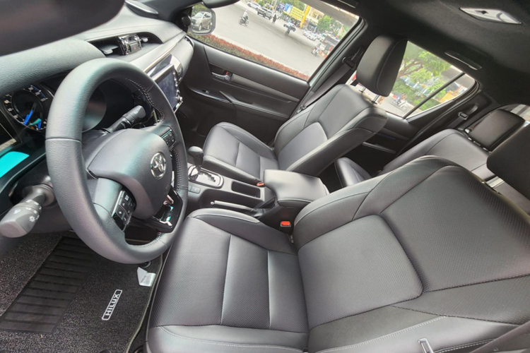 Bên cạnh đó là nẹp mạ crôm trên đỉnh lưới tản nhiệt, đèn sương mù và vành la-zăng 18 inch có thiết kế riêng. Cửa thùng hàng phía sau đi kèm logo "Adventure" như dấu hiệu nhận biết cho phiên bản cao cấp của dòng xe bán tải này.