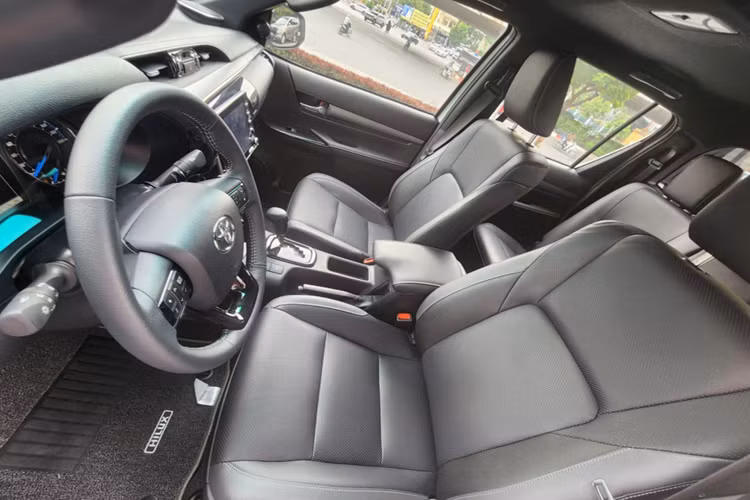 Bên cạnh đó là nẹp mạ crôm trên đỉnh lưới tản nhiệt, đèn sương mù và vành la-zăng 18 inch có thiết kế riêng. Cửa thùng hàng phía sau đi kèm logo "Adventure" như dấu hiệu nhận biết cho phiên bản cao cấp của dòng xe bán tải này.