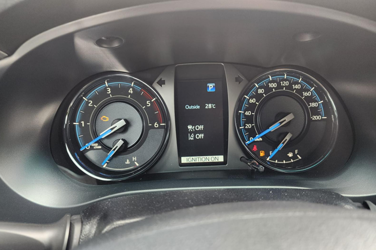 Bên trong xe, Toyota Hilux 4x4 AT Adventure 2023 được trang bị ghế bọc da, bảng đồng hồ analog với màn hình đa thông tin nằm giữa, màn hình cảm ứng trung tâm 10 inch, hệ thống âm thanh JBL và hệ thống điều hòa tự động với cửa gió dành cho hàng ghế sau.