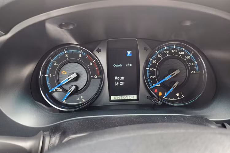 Bên trong xe, Toyota Hilux 4x4 AT Adventure 2023 được trang bị ghế bọc da, bảng đồng hồ analog với màn hình đa thông tin nằm giữa, màn hình cảm ứng trung tâm 10 inch, hệ thống âm thanh JBL và hệ thống điều hòa tự động với cửa gió dành cho hàng ghế sau.