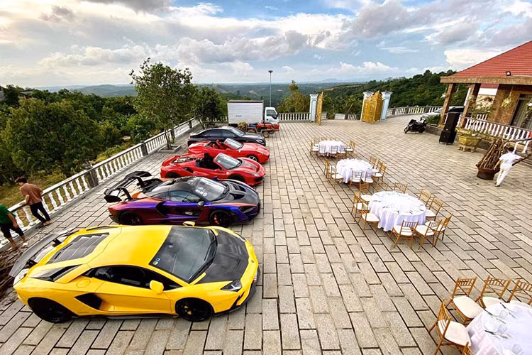 Đây cũng là sự kiện siêu xe quy mô, có tổ chức với số lượng xe trên 10 chiếc đầu tiên diễn ra tại đảo Phú Quốc. Trước đó, chỉ có vài siêu xe của các đại gia Sài thành mang xuống đảo ngọc của tỉnh Kiên Giang để hưởng cái gió và nắng của vùng biển đẹp này.