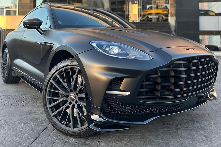 Điểm thú vị của Aston Martin DBX 707 chính là việc xe được trang bị khối động cơ V8 tăng áp kép, dung tích 4.0 lít được trang bị thêm bộ tăng áp cùng hộp số tự động ly hợp ướt 9 cấp, giúp xe sản sinh công suất tối đa lên đến 707PS đúng như tên gọi và mô-men xoắn cực đại 900 Nm.