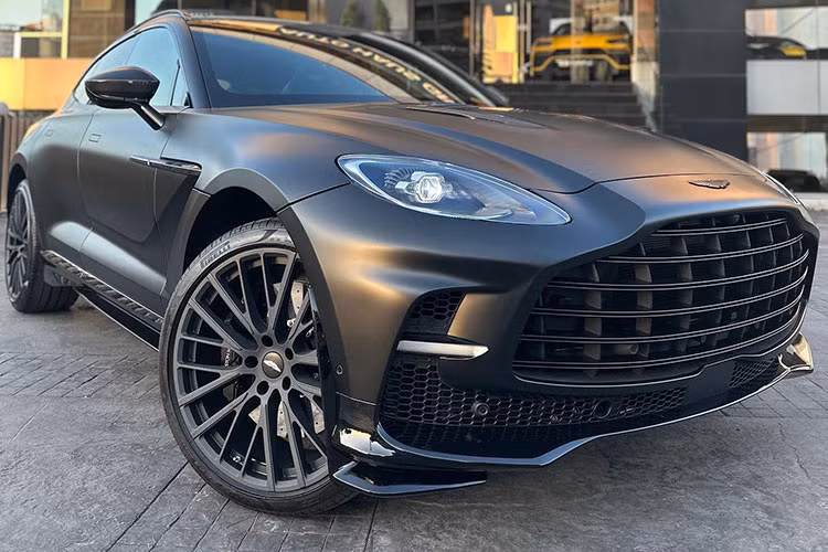Điểm thú vị của Aston Martin DBX 707 chính là việc xe được trang bị khối động cơ V8 tăng áp kép, dung tích 4.0 lít được trang bị thêm bộ tăng áp cùng hộp số tự động ly hợp ướt 9 cấp, giúp xe sản sinh công suất tối đa lên đến 707PS đúng như tên gọi và mô-men xoắn cực đại 900 Nm.