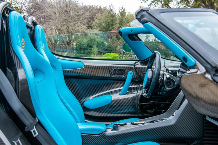 Hệ thống treo Triplex độc đáo của nhà sản xuất ôtô nằm dưới sàn phía sau và ngay phía sau động cơ. Tất cả đều được đặt bên trong thân xe bằng sợi carbon được sơn màu Candy Liquid Blue với các điểm nhấn bằng sợi carbon lộ ra ngoài được phủ bóng và bằng vàng lá.