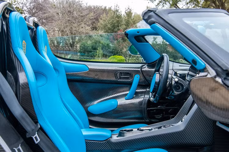 Hệ thống treo Triplex độc đáo của nhà sản xuất ôtô nằm dưới sàn phía sau và ngay phía sau động cơ. Tất cả đều được đặt bên trong thân xe bằng sợi carbon được sơn màu Candy Liquid Blue với các điểm nhấn bằng sợi carbon lộ ra ngoài được phủ bóng và bằng vàng lá.