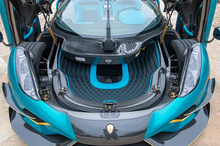 Siêu phẩm Koenigsegg Regera được trang bị hệ dẫn động hybrid bao gồm động cơ máy xăng V8, Biturbo, dung tích 5.0 lít kết hợp cùng 3 mô-tơ điện. Công suất tổng cộng trên Regera là 1.500 mã lực và mô-men xoắn cực đại của xe sẽ là 2.000 Nm.