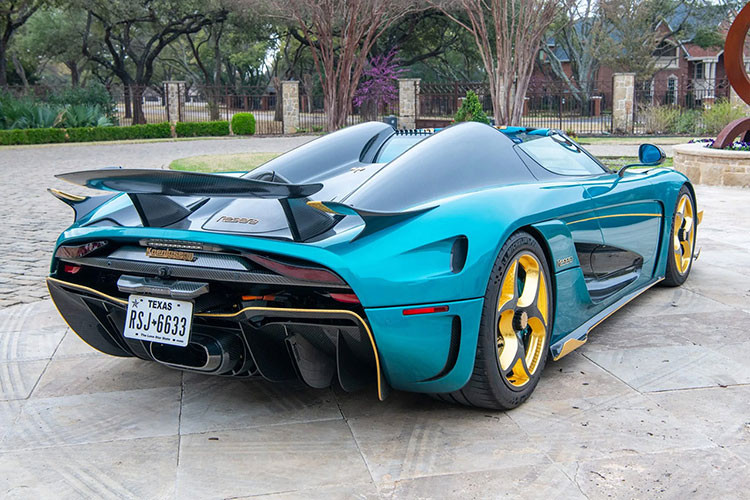 Chiếc siêu xe Koenigsegg Regera này đẳng cấp hơn xe của Hoàng Kim Khánh khi có trang bị gói Ghost với các cánh gió nhỏ được tích hợp ở đầu xe, bên hông và đuôi xe, Koenigsegg nói rằng những bổ sung đó giúp cải thiện lực ép xuống 20%.